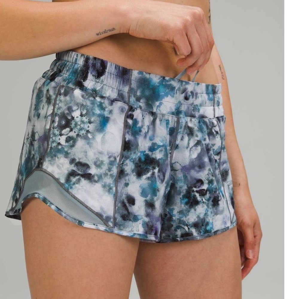 Lululemon Hotty Hot Short II Kaleidofloral 2.5"